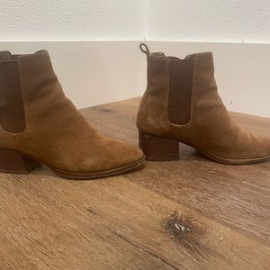 Suede low boots gap